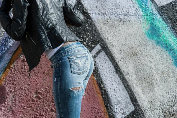 Ragazza sexy in stile jeans sulla strada — Zdjęcie stockowe
