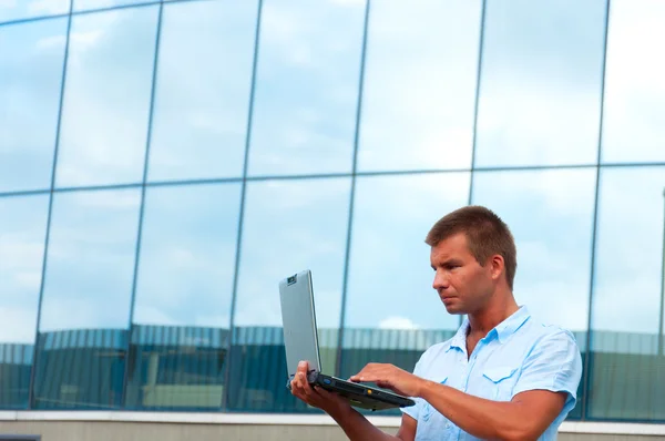 Homem de negócios com laptop — Fotografia de Stock