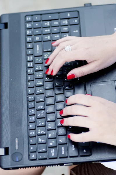 As mãos das mulheres no teclado — Fotografia de Stock