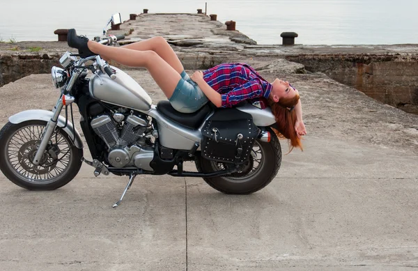 美丽、 性感、 年轻女子在一辆摩托车上 — 图库照片