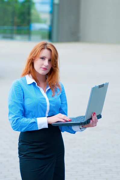 Business woman posing with a laptop — Stock Photo, Image