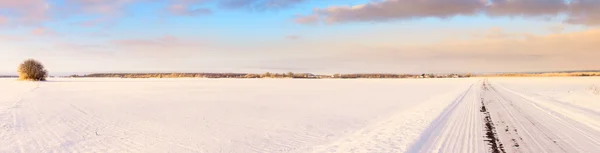 Estrada coberta de neve vazia na paisagem de inverno — Fotografia de Stock