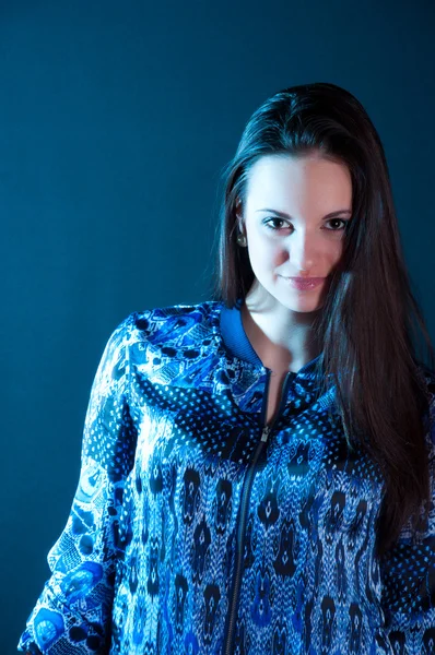 Hermoso retrato de mujer en luz azul — Foto de Stock