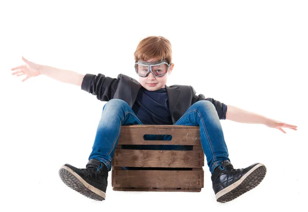 Giovane pilota ragazzo che vola una scatola di legno — Foto Stock