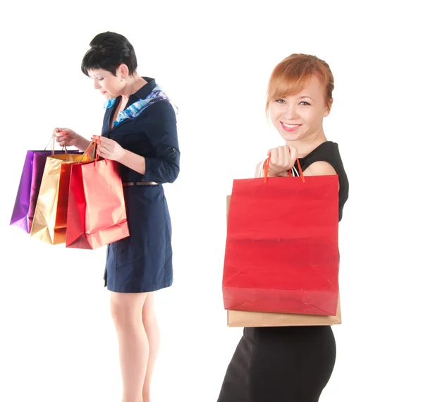 Portret van elegante twee vrouwen met shopping tassen — Stockfoto