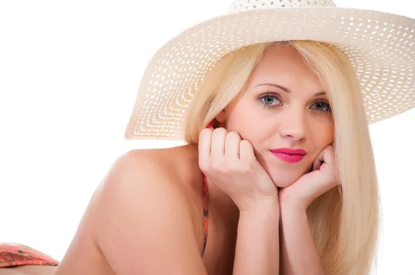 Hermosa joven con sombrero y bikini posando . —  Fotos de Stock