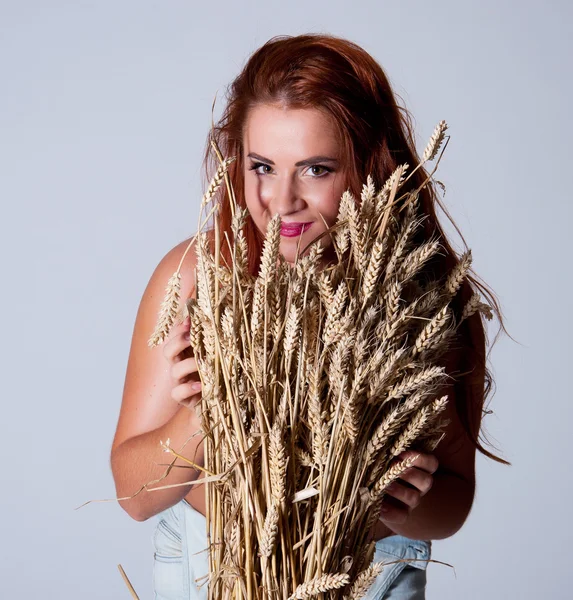 La hermosa chica con espigas de trigo aisladas — Foto de Stock