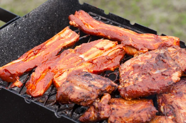 BBQ žebra a slaninou na grilu s dřevěným uhlím — Stock fotografie