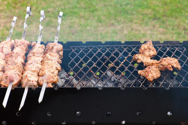 Bbq ribs and bacon on a grill with charcoal — Stock Photo, Image