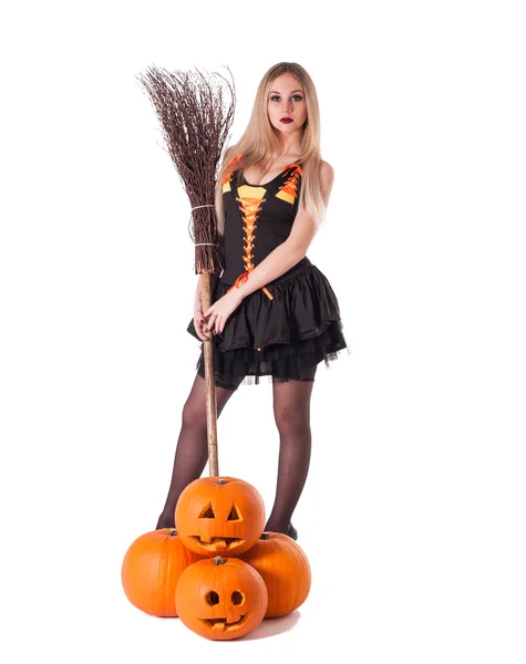 Halloween heks met pompoen, bezem. — Stockfoto