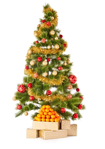 Albero di Natale con regali e mandarini — Foto Stock