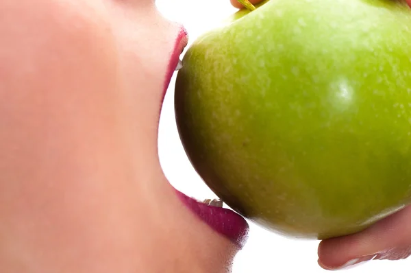Foto eines weiblichen Mundes und grünem Apfel aus nächster Nähe — Stockfoto