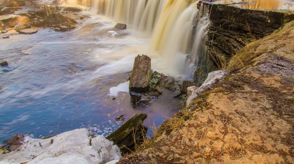 Wasserfall in keila, estland. zur Frühlingszeit — Stockfoto