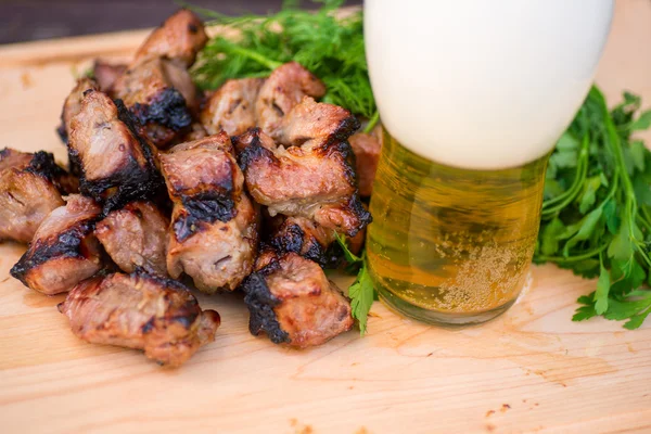 Carne alla griglia, verde e birra — Foto Stock