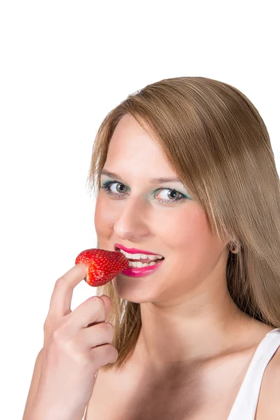 Mooie vrouw portret met aardbei — Stockfoto