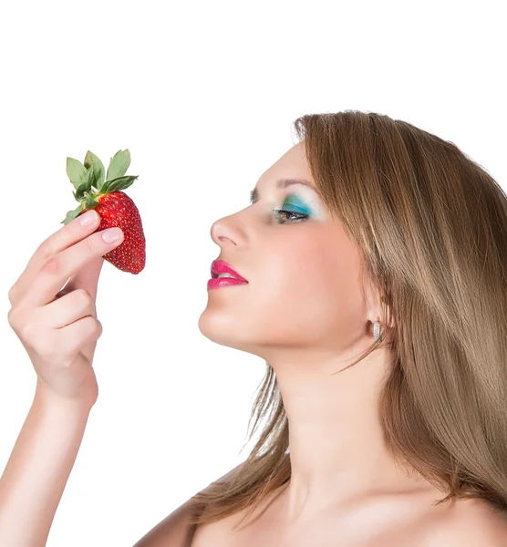 Krásná žena portrét s jahodou — Stock fotografie