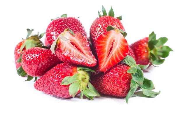 Erdbeeren mit Blättern. isoliert — Stockfoto