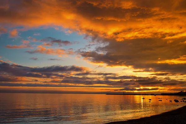 Um pôr-do-sol colorido brilhante no mar — Fotografia de Stock