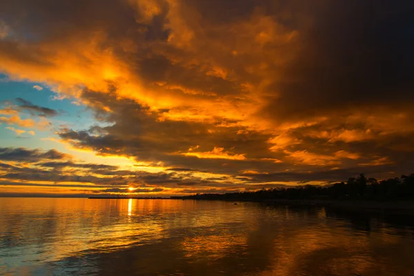 Deniz kenarındaki parlak renkli günbatımı — Stok fotoğraf