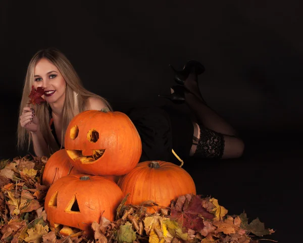 Encantadora bruja de halloween con calabazas divertidas — Foto de Stock
