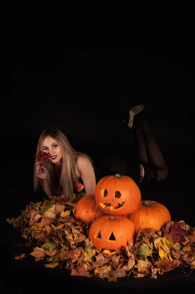 Bruxa encantadora do dia das bruxas com abóboras engraçadas — Fotografia de Stock