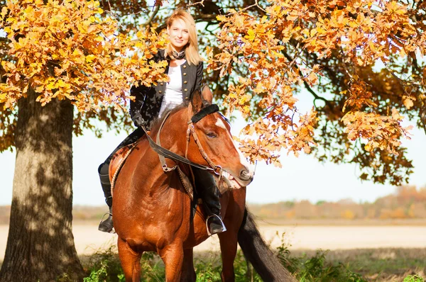 Bela mulher andando com cavalo — Fotografia de Stock