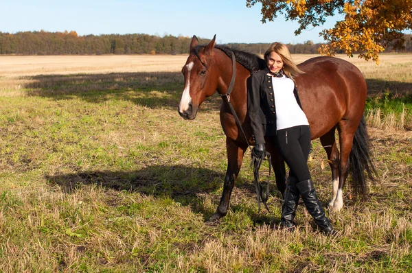 Bela mulher andando com cavalo — Fotografia de Stock