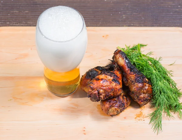 Grilla kyckling, grön och öl på en woowen platta — Stockfoto