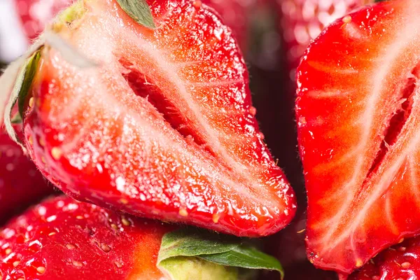 Erdbeeren mit Blättern. Isoliert auf weißem Hintergrund. — Stockfoto