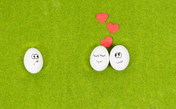 Sjove æg i kærlighed og en jaloux æg - Stock-foto