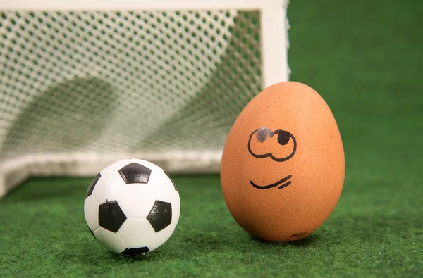 Śmieszne jajko i piłka nożna. — Zdjęcie stockowe