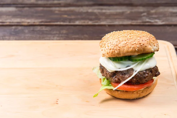 Großer Burger mit frischem Gemüse, Käse und Fleisch — Stockfoto