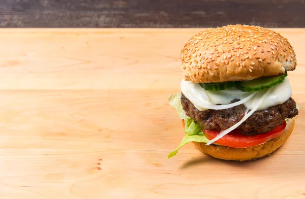 Großer Burger mit frischem Gemüse, Käse und Fleisch — Stockfoto