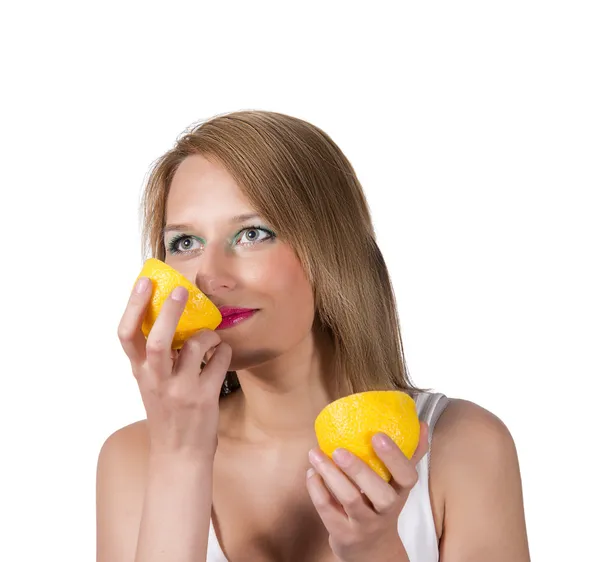 A beautiful woman portrait with fresh lemon. — Stock Photo, Image