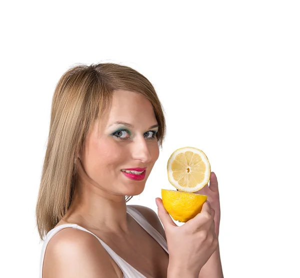 Ein schönes Frauenporträt mit frischer Zitrone. — Stockfoto