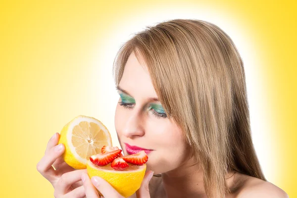 Woman portrait with fresh lemon and strawberry. — Stock Photo, Image