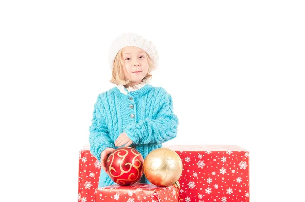 Lustiges Mädchen rund um Weihnachtsboxen mit roter Kugel — Stockfoto