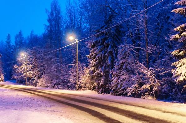 Estrada coberta de neve vazia na paisagem de inverno — Fotografia de Stock