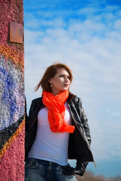 Sexy meisje in jeans stijl op de straat — Stockfoto