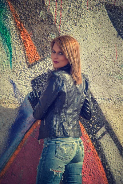 Ragazza sexy in stile jeans sulla strada — Zdjęcie stockowe