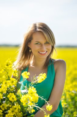 sarışın kadına tecavüz alan