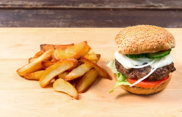 Гамбургер с фастфудом и картошка фри — стоковое фото