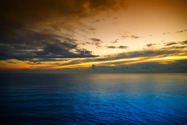 Un luminoso tramonto colorato al mare . — Foto Stock