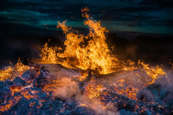 Paysage avec feu de joie — Photo