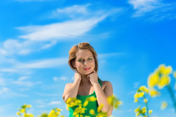 Blond kobieta w pole rzepaku — Zdjęcie stockowe