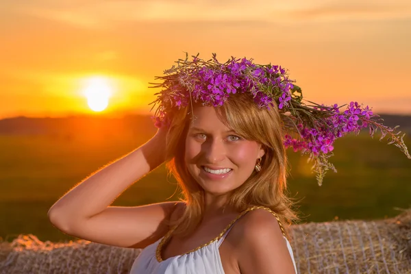 Романтичная женщина в поле с сеном — стоковое фото