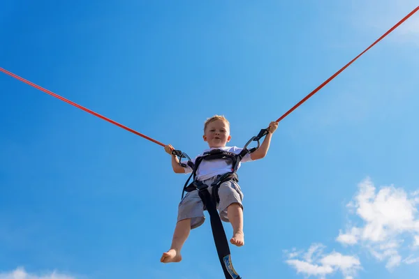 Drôle garçon saut sur trampoline — Photo