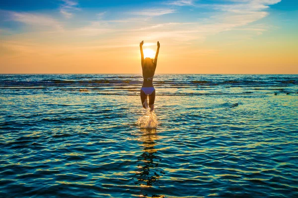 Kvinnan i vit bikini poserar i ett hav — Stockfoto