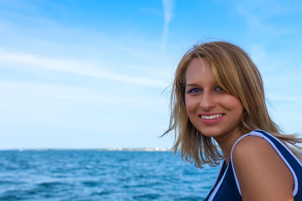 Женский портрет над голубым небом и морем — стоковое фото