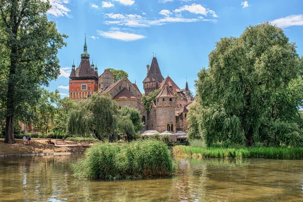 Budapeşte - vajdahunyad castle ile ana Şehir Parkı mavi gökyüzü göl tarihi binada. Bu gibi benzer kalede transilvania olduğunu